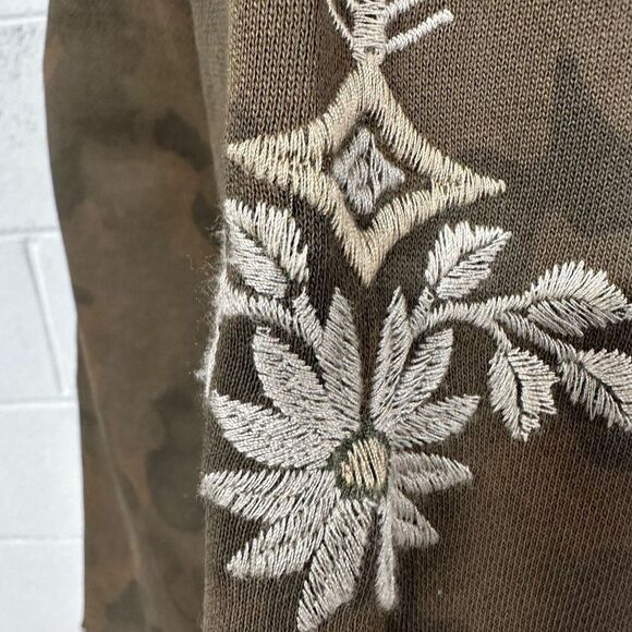 Driftwood Teddy Embroidered Camo Pullover Sweatshirt Womens Size M Medium - Picture 12 of 14